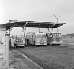 Magyarország, Miskolc, Szondi György utca, a 3. sz. AKÖV (később Borsod Volán) telephelye, bejárat a József Attila utca felől., 1964, UVATERV, autóbusz, Ikarus 620/630, Moszkvics 407, rendszám, Ikarus 30, tankolás, Fortepan #97044