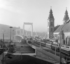 Magyarország, Budapest V., Erzsébet híd Pestről nézve, terheléspróba., 1964, UVATERV, templom, híd, autóbusz, villamos, terheléspróba, Budapest, Sávoly Pál-terv, Fortepan #97087