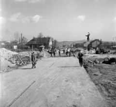 Magyarország, Budapest XI., M1-M7 autópálya közös szakaszának építése a Budaörsi út, az Osztapenko szobor felé nézve., 1965, UVATERV, szobor, útépítés, Osztapenkó-ábrázolás, Budapest, Fortepan #97096