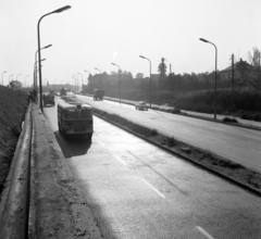 Magyarország, Budapest XI., Budaörsi út a Nagyszőlős utca torkolata felől a Dayka Gábor utca irányába nézve., 1965, UVATERV, forgalom, kandeláber, teherautó, lámpaoszlop, útépítés, Ikarus 620/630, viszonylattábla, Budapest, utcai lámpa, Fortepan #97160