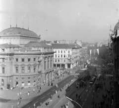 Magyarország, Budapest VIII.,Budapest VII., Nemzeti Színház és a Nagykörút a Népszínház utca felől nézve., 1964, UVATERV, forgalom, zászló, járókelő, utcakép, életkép, villamos, hirdetőoszlop, Fellner és Helmer-terv, telefonfülke, villamosmegálló, neon lámpa, eklektikus építészet, Budapest, Fortepan #97191