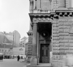 Magyarország, Budapest VIII., Blaha Lujza tér, Nemzeti Színház., 1964, UVATERV, reklám, színháztörténet, járókelő, utcakép, életkép, építészet, neoreneszánsz, Fellner és Helmer-terv, tűzfal, lámpaoszlop, szemetes, eklektikus építészet, Budapest, Fortepan #97195