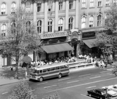 Magyarország, Budapest V., Vörösmarty tér, szemben a Gerbeaud (Vörösmarty) cukrászda., 1966, UVATERV, vendéglátás, autóbusz, cégtábla, GAZ-márka, magyar gyártmány, napernyő, utcakép, terasz, Ikarus-márka, buszmegálló, cukrászda, újságárus, Ikarus 620/630, GAZ M21 Volga, Budapest, gyalogátkelő, Fortepan #97216