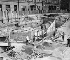 Magyarország, Budapest VIII., József körút a Blaha Lujza térnél, jobbra a Népszínház utca torkolata. A nagykörúti főgyűjtőcsatorna átépítése., 1966, UVATERV, építkezés, Budapest, Fortepan #97225