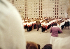 Magyarország, Budapest III., Pais Dezső utca 1-3., a Pais Dezső Általános Iskola udvara. Háttérben a Zsirai Miklós utca házsora., 1982, Fortepan, iskola, úttörő, színes, lakótelep, panelház, ünnepség, Budapest, Fortepan #9723