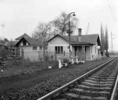 Magyarország, Miskolc, Hejőcsaba, vasútállomás., 1967, UVATERV, sorompó, kerítés, pad, vasútállomás, Fortepan #97251