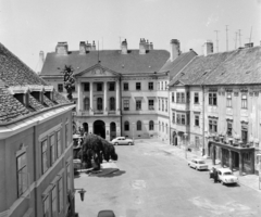 Magyarország, Sopron, Fő (Beloiannisz) tér, szemben a Vármegyeháza (később Járási Hivatal), előtte a Szentháromság-szobor. Jobbra a Lackner-ház és a Fabricius-ház., 1967, UVATERV, Fortepan #97306