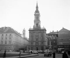 Magyarország, Budapest V., Szervita (Martinelli) tér, balra a Városháza, szemben a Belvárosi Szent Anna-templom (szervita templom) és a Mária oszlop., 1968, UVATERV, templom, barokk-stílus, katolikus, középület, Budapest, Szűz Mária-ábrázolás, szerviták, Hölbling János-terv, Pauer János György-terv, Fortepan #97378