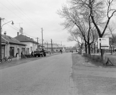 Magyarország, Abony, Kossuth Lajos tér., 1968, UVATERV, útjelző tábla, teherautó, utcakép, Csepel 344, kerékpár, Fortepan #97436