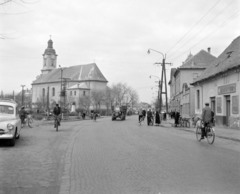 Magyarország, Abony, Kossuth Lajos tér, Szent István király templom., 1968, UVATERV, kerékpár, templom, utcakép, traktor, automobil, Fortepan #97438