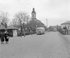 Magyarország, Abony, Kossuth Lajos tér, Szent István király templom., 1968, UVATERV, templom, autóbusz, magyar gyártmány, utcakép, Ikarus-márka, buszmegálló, Ikarus 31/311, rendszám, Fortepan #97440