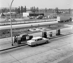 Magyarország, Budaörs, benzinkút az M1-M7-es autópálya kivezető szakasza mellett., 1968, UVATERV, teherautó, eszpresszó, Robur-márka, benzinkút, kemping, automobil, GAZ M21 Volga, Moszkvics 407, Wartburg 311/312, Trabant 601, Tatra 603, Opel Kapitän, FSO Warszawa 223, Saurer-márka, Fiat 1100, Fiat 600, autópálya, kamion, BMW Neue Klasse, lakókocsi, Fortepan #97452