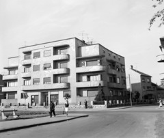 Magyarország, Sopron, Frankenburg út 6., Winkler-ház. Jobbra a Zsilip utca., 1968, UVATERV, Winkler Oszkár-terv, bauhaus, modern építészet, Fortepan #97470