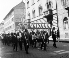 Magyarország, Budapest VII., Dembinszky utca 28., május 1-i felvonulók., 1968, UVATERV, Budapest, felvonulás, UVATERV vállalat, Fortepan #97492