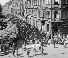 Magyarország, Budapest VII., Dembinszky utca a Rottenbiller utca felé nézve, előtérben a Nefelejcs utcai kereszteződés. Május 1-i felvonulók., 1968, UVATERV, Budapest, felvonulás, UVATERV vállalat, Fortepan #97493