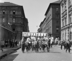 Magyarország, Budapest VII., Dembinszky utca a Rottenbiller utca felé nézve, előtérben a Murányi utcai kereszteződés. Május 1-i felvonulók., 1968, UVATERV, Budapest, felvonulás, UVATERV vállalat, Fortepan #97497