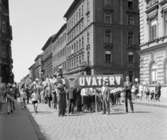 Magyarország, Budapest VII., Dembinszky utca a Rottenbiller utca felé nézve, előtérben a Murányi utcai kereszteződés. Május 1-i felvonulók., 1968, UVATERV, Budapest, felvonulás, UVATERV vállalat, Fortepan #97498