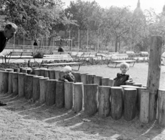 Magyarország, Budapest VIII., II. János Pál pápa (Köztársaság) tér, játszótér., 1968, UVATERV, Budapest, rönkvár, Fortepan #97528