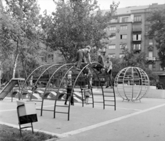 Magyarország, Budapest XIII., Jászai Mari tér, játszótér., 1968, UVATERV, játszótér, mászóka, gyerekek, szemetes, Budapest, Fortepan #97531