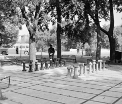 Magyarország, Budapest VIII., Ludovika (Kun Béla) tér, háttérben takarva a Munkásmozgalmi harcosok emlékműve., 1968, UVATERV, játszótér, utcabútor, sakk, sakktábla, Budapest, Fortepan #97544