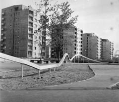 Magyarország, Budapest IX., József Attila lakótelep, Nagyjátszó a Dési Huber utca és a Csengettyű utca között., 1968, UVATERV, játszótér, utcabútor, lakótelep, Budapest, Fortepan #97546