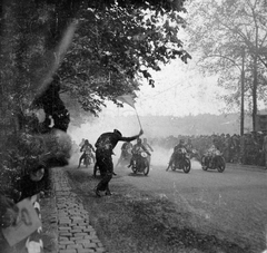 Motorverseny rajtja., 1922, Fortepan, flag, motorcycle, audience, competition, leather jacket, leather cap, starting number, Fortepan #9767