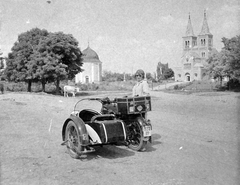 Szlovákia, Bény, a körtemplom és a Szűz Mária-templom., 1939, Fortepan, Csehszlovákia, templom, brit gyártmány, AJS-márka, motorkerékpár, oldalkocsis motorkerékpár, rendszám, Fortepan #9772