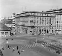 Magyarország, Győr, Rába Hotel a Szent István út (Tanácsköztársaság útja) - Baross Gábor (Lenin) úti sarkán a Városház (Szabadság) térről nézve., 1969, UVATERV, gyalogátkelő, Fortepan #97735