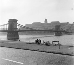 Magyarország, Budapest V., pesti alsó rakpart a Széchenyi István (Roosevelt) térnél, szemben a Széchenyi Lánchíd és a Budavári Palota (korábban Királyi Palota)., 1969, UVATERV, látkép, jelzőtábla, Budapest, függőhíd, Duna-part, Duna-híd, William Tierney Clark-terv, Fortepan #97748