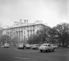 Magyarország, Budapest V., Szabadság tér, Magyar Nemzeti Bank épülete., 1969, UVATERV, szocializmus, utcakép, építészet, Barkas-márka, parkoló, Alpár Ignác-terv, vörös csillag, GAZ M21 Volga, Moszkvics 407, Moszkvics 408, Volkswagen Bogár, eklektikus építészet, Budapest, Fortepan #97752