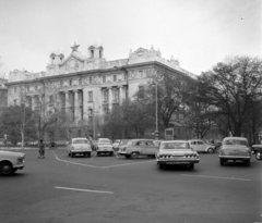 Magyarország, Budapest V., Szabadság tér, Magyar Nemzeti Bank épülete., 1969, UVATERV, szocializmus, utcakép, építészet, parkoló, Alpár Ignác-terv, vörös csillag, GAZ M21 Volga, Moszkvics 407, Trabant 601, rendszám, Moszkvics 408, Volkswagen Bogár, Chevrolet Impala, eklektikus építészet, Budapest, Fortepan #97753