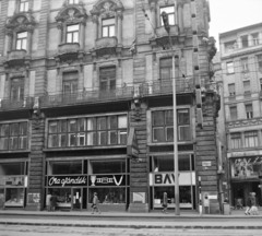 Magyarország, Budapest V., az északi Klotild-palota a Szabad sajtó út felől., 1969, UVATERV, kirakat, utcakép, neonreklám, üzletportál, eklektikus építészet, Budapest, Fortepan #97769