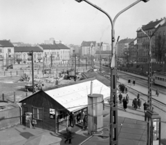 Magyarország, Budapest II., Széll Kálmán (Moszkva) tér a Széna tér felé nézve, jobbra a Vérmező út házsora. Az ideiglenes bérletpénztár mögött a metróállomás csarnokának építési területe., 1970, UVATERV, metróépítés, Budapest, Fortepan #97787