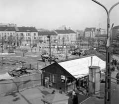 Magyarország, Budapest II., Széll Kálmán (Moszkva) tér a Széna tér felé nézve, jobbra a Vérmező út házsora. Az ideiglenes bérletpénztár mögött a metróállomás csarnokának építési területe., 1970, UVATERV, metróépítés, Budapest, Fortepan #97788