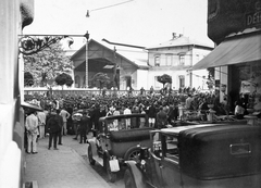 Magyarország, Budapest XII.,Budapest I., az Alkotás utca és a Déli pályaudvar, a Schwartzer Ferenc utcából fotózva., 1936, Fortepan, tömeg, magyar gyártmány, taxi, automobil, MÁG-márka, MÁG Magotax, Budapest, Fortepan #9779