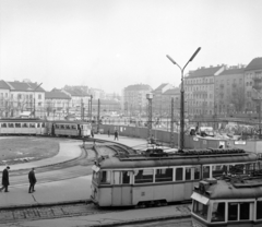 Magyarország, Budapest II., Széll Kálmán (Moszkva) tér a Széna tér felé nézve. Jobbra a metróállomás csarnokának építési területe és a Vérmező út házsora., 1970, UVATERV, Budapest, Fortepan #97793