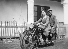 BMW R23 típusú motorkerékpár., 1943, Fortepan, német gyártmány, motorkerékpár, udvar, BMW-márka, léckerítés, emberpár, bricsesz, tornác, BMW R23, Fortepan #9783