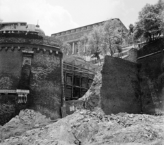 Magyarország, Budapest I., Clark Ádám tér, a vároldal támfala, fenn a Budavári Palota (korábban Királyi Palota). A felvétel a Budavári Sikló (egykor Budai Hegypálya) újjáépítésének kezdetekor készült., 1970, UVATERV, Budapest, Fortepan #97836