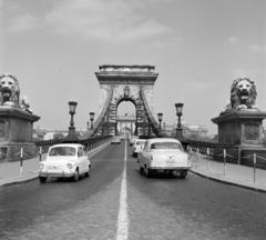 Magyarország, Budapest I., Széchenyi Lánchíd a budai hídfőtől nézve, 1970, UVATERV, közlekedés, hídfő, GAZ M21 Volga, Zastava 750, kőoroszlán, Budapest, függőhíd, Duna-híd, William Tierney Clark-terv, Fortepan #97882