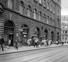 Magyarország, Budapest VIII., Népszínház utca a József körút felé nézve., 1970, UVATERV, üzlet, járókelő, utcakép, életkép, posta, jelzőtábla, utcanévtábla, neon felirat, Budapest, Fortepan #97889