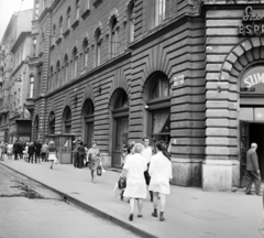 Magyarország, Budapest VIII., Népszínház utca - József körút sarok, a felvétel a Szimpla eszpresszó előtt készült., 1970, UVATERV, cégtábla, járókelő, utcakép, eszpresszó, utcanévtábla, neon felirat, Budapest, Fortepan #97893