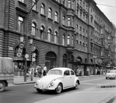 Magyarország, Budapest VIII., József körút, szemben a Népszínház utca sarkán álló ház., 1970, UVATERV, babakocsi, posta, Zastava 750, utcanévtábla, zöldséges, Budapest, Fortepan #97895