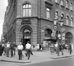 Magyarország, Budapest VIII., Népszínház utca - József körút sarok, a felvétel a Szimpla eszpresszó előtt készült., 1970, UVATERV, járókelő, utcakép, életkép, eszpresszó, aktatáska, cekker, pavilon, utcanévtábla, neon lámpa, zöldséges, Budapest, Fortepan #97896