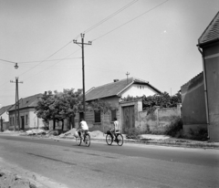 Magyarország, Vác, Árpád út (2-es főút), szemben az Aranka utca torkolata., 1970, UVATERV, kerékpár, cekker, kenyér, Fortepan #97912