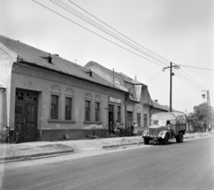 Magyarország, Vác, Árpád út (2-es főút) 40., 42. számú épületei., 1970, UVATERV, kerékpár, pékség, TEFU-szervezet, GAZ 51, Fortepan #97917