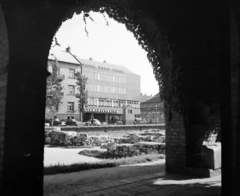 Magyarország, Székesfehérvár, Koronázó (Szabadság) tér, Romkert, jobbra a háttérben a Táncsics Mihály utca., 1970, UVATERV, Állami Biztosító, Fortepan #97936