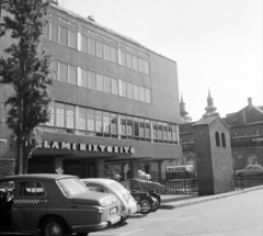 Magyarország, Székesfehérvár, Koronázó (Szabadság) tér, háttérben a Táncsics Mihály utca., 1970, UVATERV, taxi, FSO Warszawa 223, Fiat 600, Állami Biztosító, Fortepan #97938