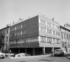 Magyarország, Székesfehérvár, Koronázó tér, jobbra a Táncsics Mihály utca., 1970, UVATERV, GAZ M21 Volga, rendszám, Állami Biztosító, Fortepan #97939