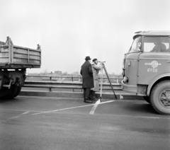 Magyarország, Győr, a Rába folyó feletti Béke híd terheléspróbája., 1971, UVATERV, csehszlovák gyártmány, teherautó, Skoda Liaz-márka, Volán-szervezet, terheléspróba, földmérő, szintező, Fortepan #98027