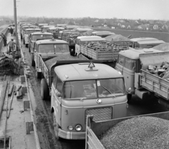 Magyarország, Győr, a Rába folyó feletti Béke híd terheléspróbája., 1971, UVATERV, csehszlovák gyártmány, teherautó, Skoda Liaz-márka, Volán-szervezet, terheléspróba, Skoda 706 RT/MT, Fortepan #98030